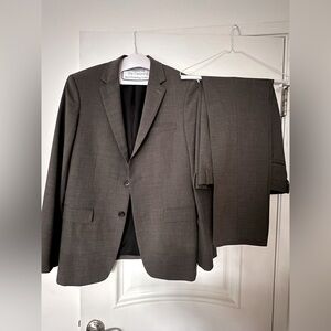 Theory Suit – Like New